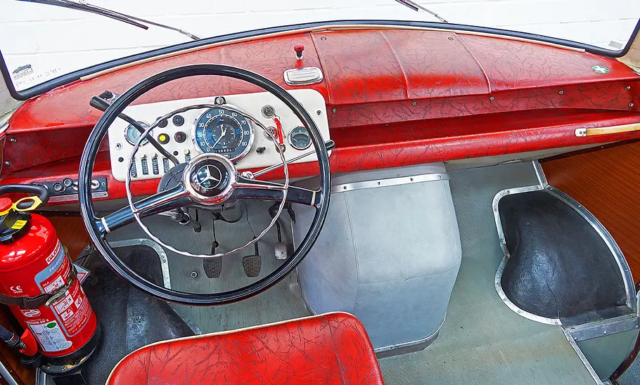 Das Cockpit des Mercedes O 319 D.