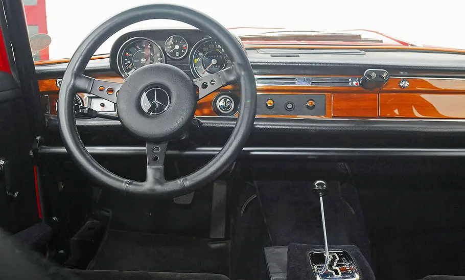 Mercedes 300 SEL AMG Rote Sau Das Cockpit des Mercedes 300 SEL AMG Rote Sau