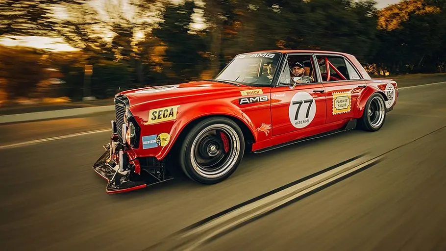 Mercedes-AMG 300 SEL 6.8 Replika S-Klub LA, fahrend fotografiert von schräg vorne.