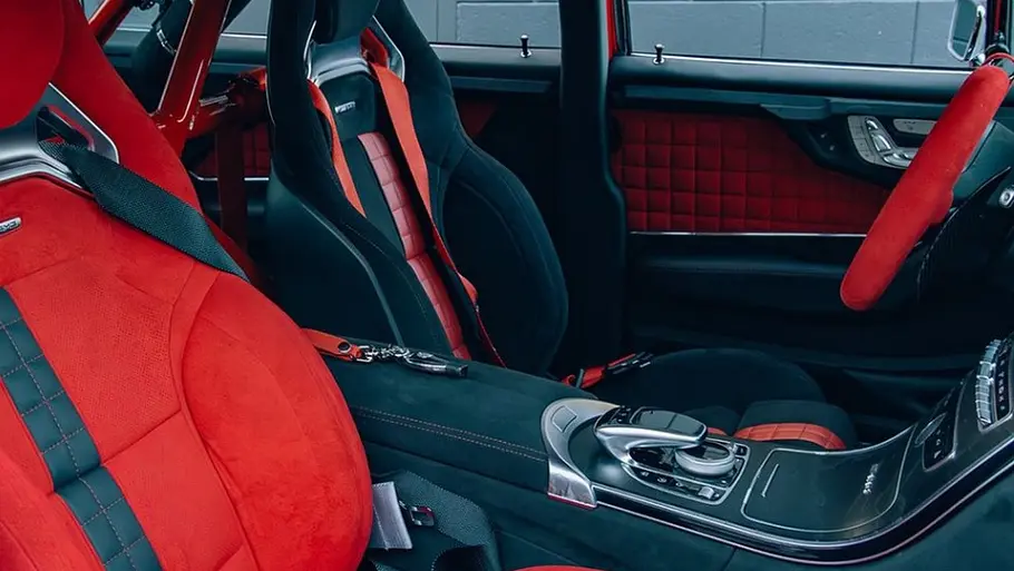 Cockpit des Mercedes-AMG 300 SEL 6.8 Replika S-Klub LA, fotografiert von der Seite.