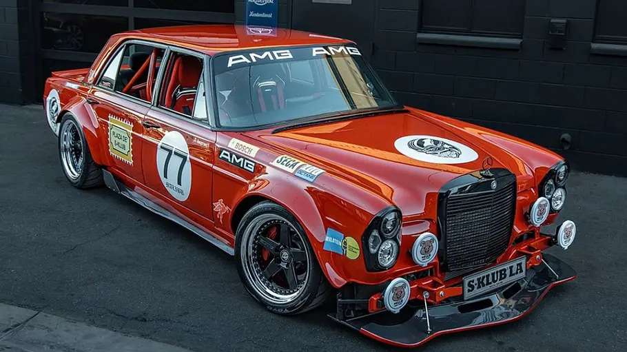 Mercedes-AMG 300 SEL 6.8 Replika S-Klub LA, fotografiert von schräg vorne.