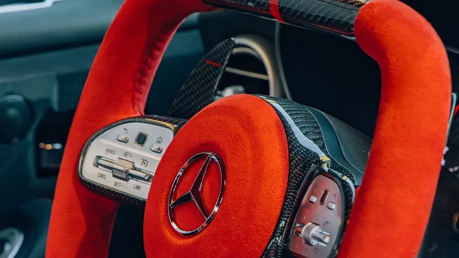 Lenkrad des Mercedes-AMG 300 SEL 6.8 Replika S-Klub LA, fotografiert von schräg hinten.