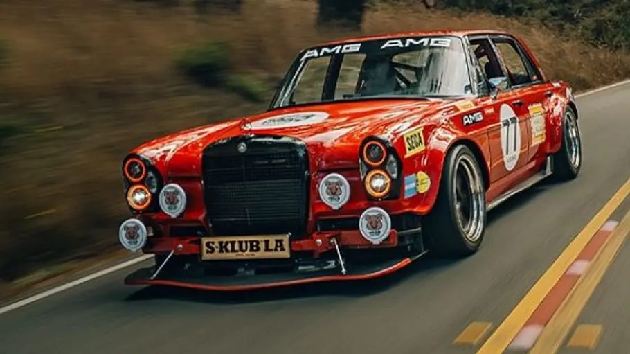 Mercedes-AMG 300 SEL 6.8 Replika S-Klub LA auf einer Landstraße, fahrend fotografiert von schräg vorne.