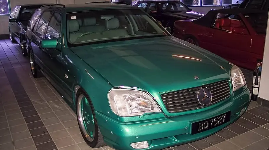 Der Mercedes S 73 AMG T-Modell stehend von vorne.