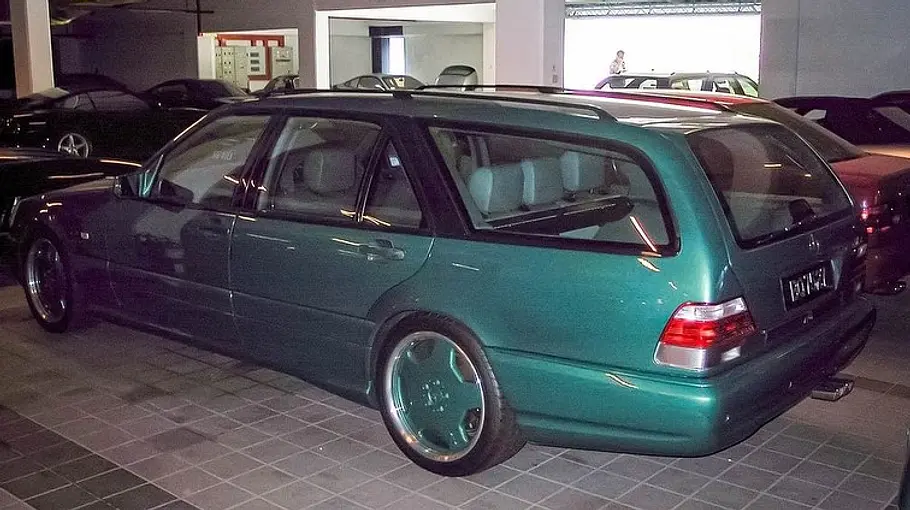 Der Mercedes S 73 AMG T-Modell stehend von schräg hinten.