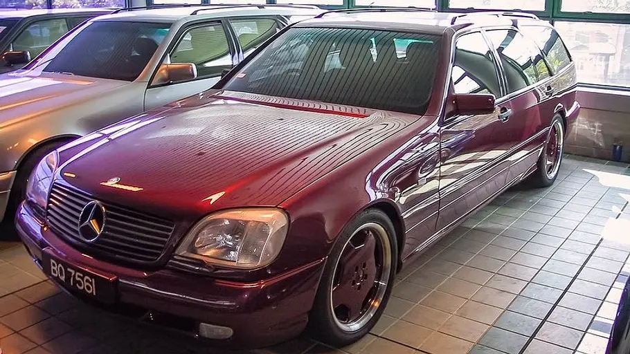 Der Mercedes S 73 AMG T-Modell stehend von schräg vorne.