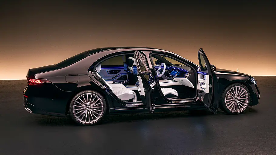 Blick von der Seite auf das Mercedes S-Klasse Facelift (2026) mit geöffneten Seitentüren.
