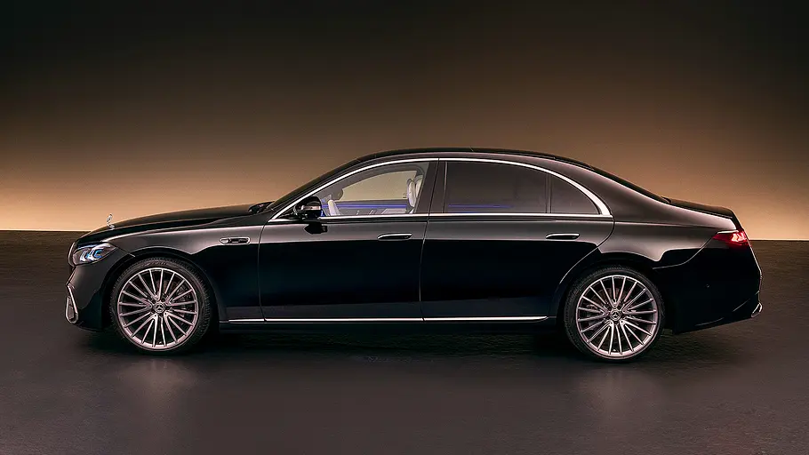 Blick von der Seite auf das Mercedes S-Klasse Facelift (2026).