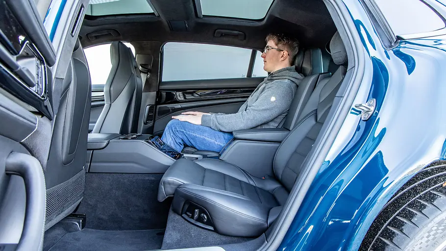 Ein Mann sitzt im Fond des Porsche Panamera Executive.