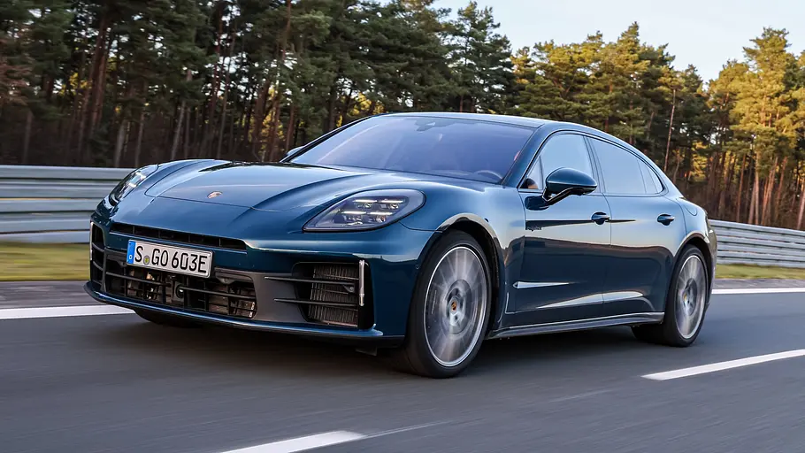 Der Porsche Panamera Executive fährt auf einer Straße, von vorne links fotografiert.