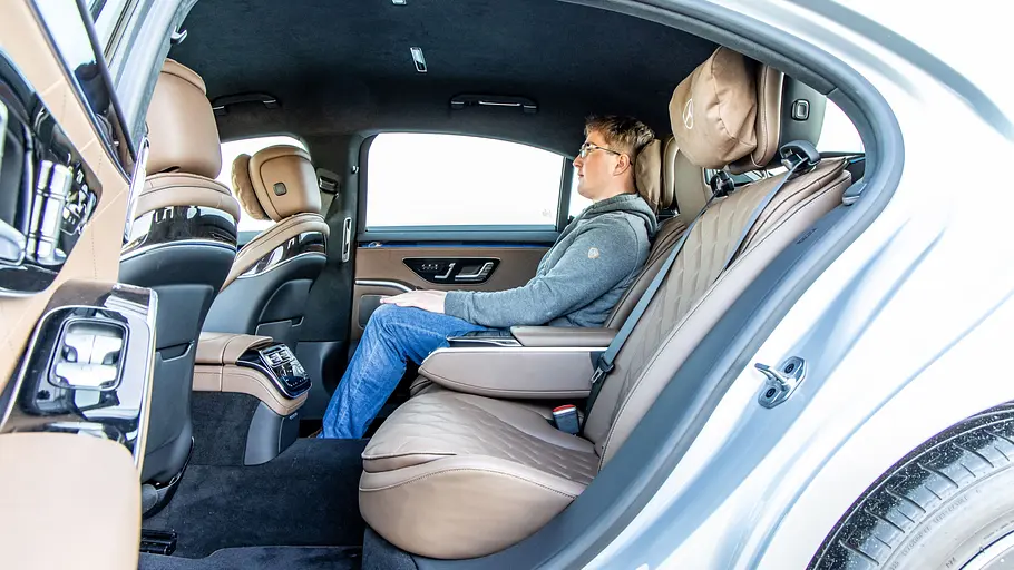 Ein Mann sitzt im Fond des Mercedes S-Klasse Lang.