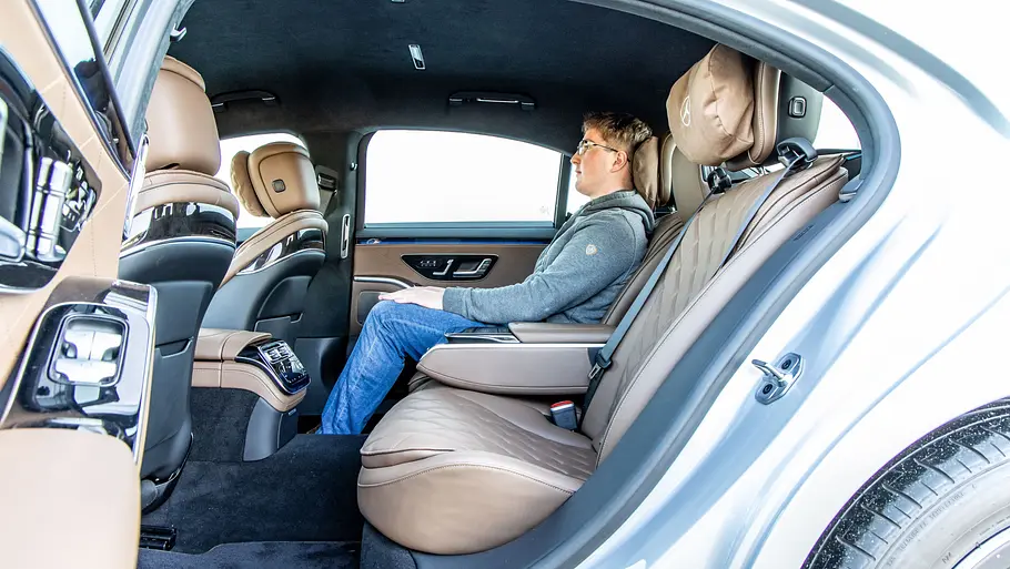 Ein Mann sitzt im Fond des Mercedes S-Klasse Lang.