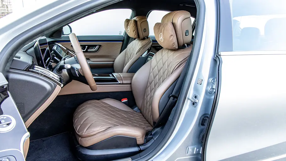 Die vorderen Sitze des Mercedes S-Klasse Lang.