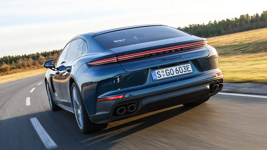 Der Porsche Panamera Executive fährt auf einer Landstraße, von hinten fotografiert.