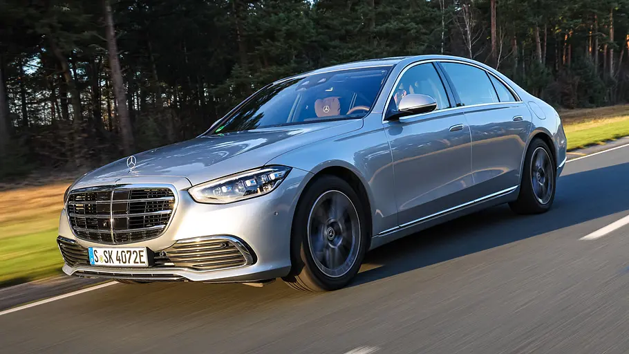 Der Mercedes S-Klasse Lang fährt auf einer Straße, von vorne links fotografiert.