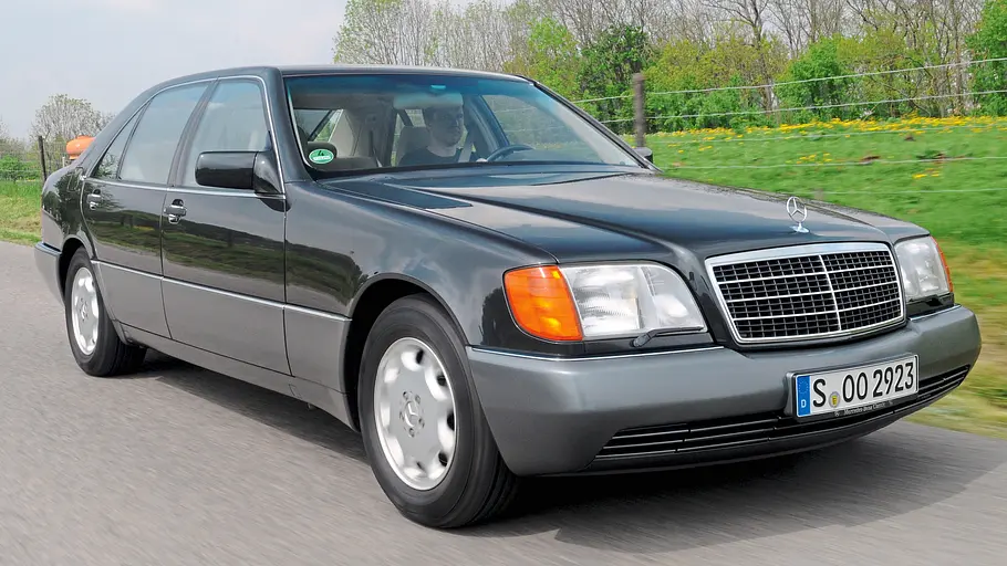 Mercedes 600 SEL Der Mercedes 600 SEL fahrend von vorne.