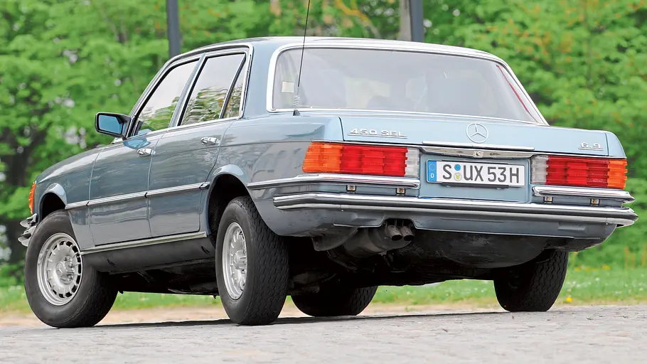 Mercedes 450 SEL 6.9 Der Mercedes 450 SEL 6.9 fahrend von hinten.