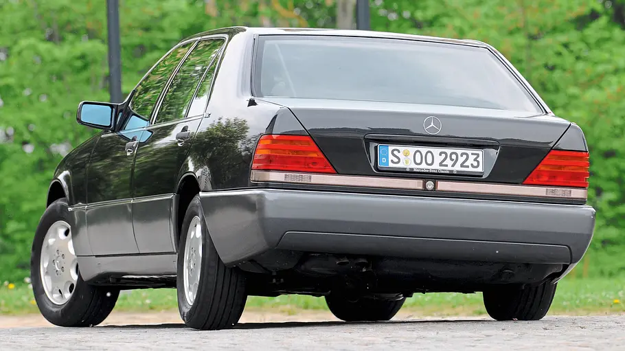 Mercedes 600 SEL Der Mercedes 600 SEL fahrend von hinten.
