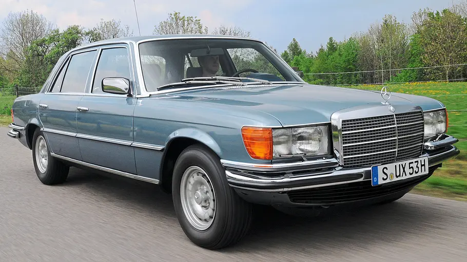 Mercedes 450 SEL 6.9 Der Mercedes 450 SEL 6.9 fahrend von vorne.