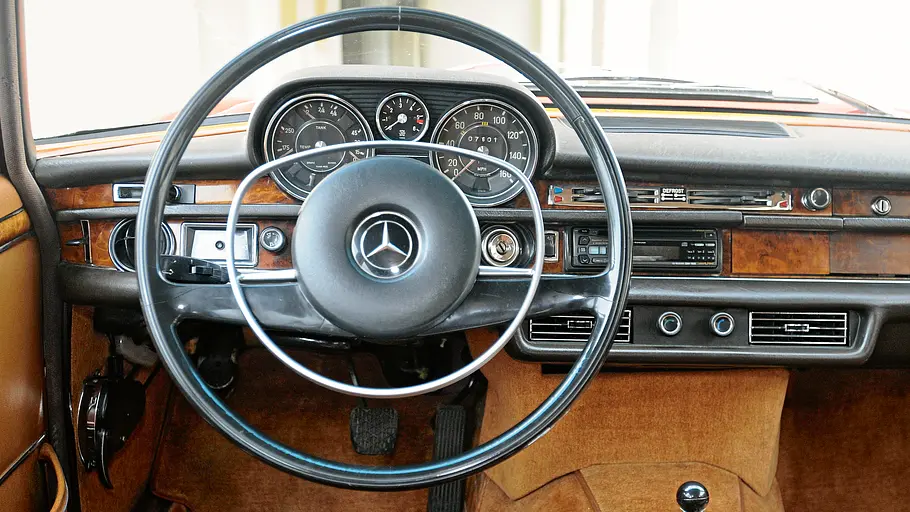 Mercedes 300 SEL 6.3 Das Cockpit des Mercedes 300 SEL 6.3.