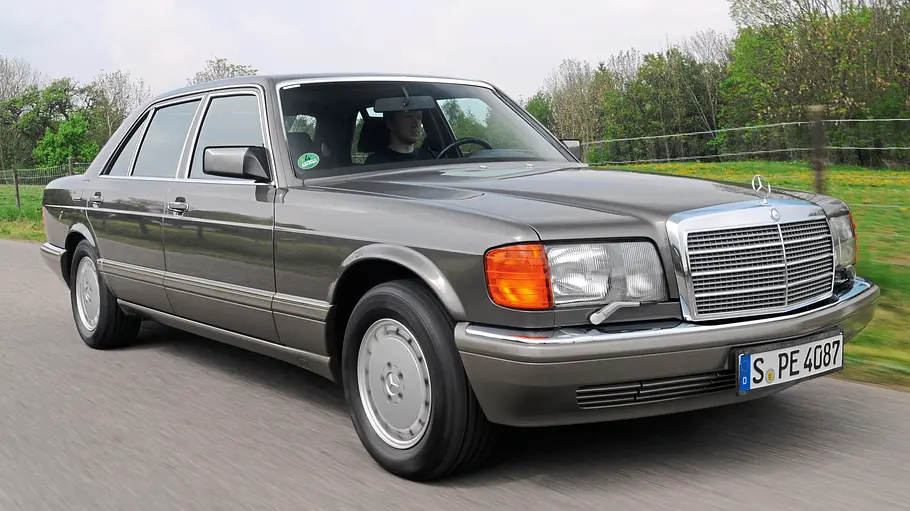 Mercedes 560 SEL Der Mercedes 560 SEL fahrend von vorne.