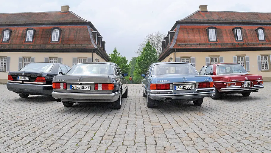 Mercedes 600 SEL/560SEL/450 SEL 6.9/300 SEL 6.3 Mercedes 600 SEL, 560 SEL, 450 SEL 6.9 und 300 SEL 6.3 stehend von hinten.
