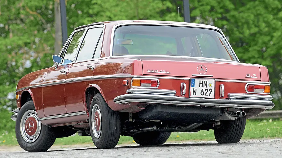 Mercedes 300 SEL 6.3 Der Mercedes 300 SEL 6.3 fahrend von hinten.