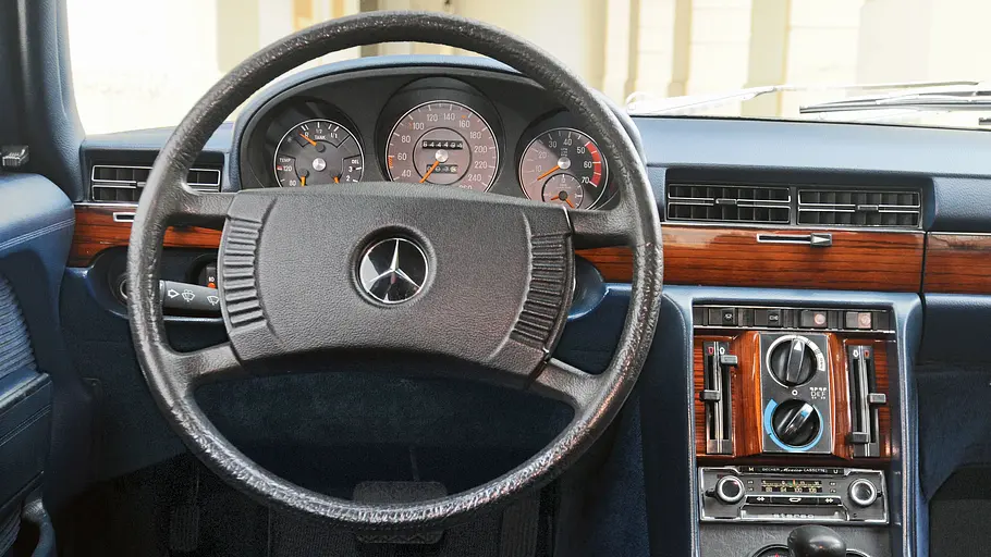 Mercedes 450 SEL 6.9 Das Cockpit des Mercedes 450 SEL 6.9.