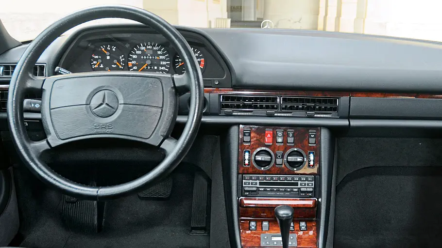 Mercedes 560 SEL Das Cockpit des Mercedes 560 SEL.