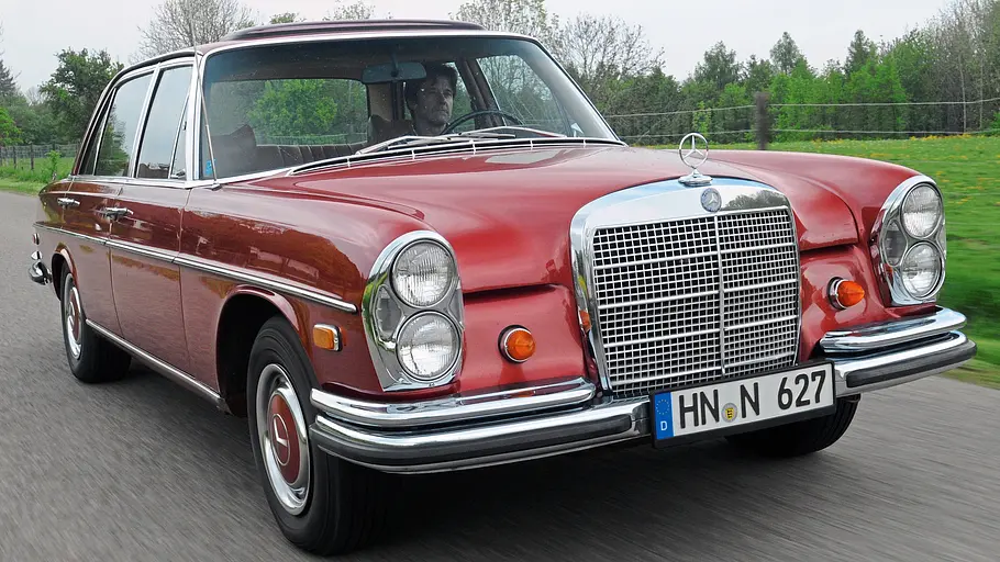 Mercedes 300 SEL 6.3 Der Mercedes 300 SEL 6.3 fahrend von vorne.