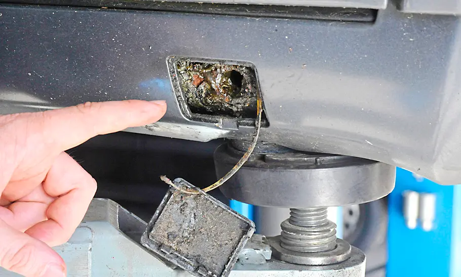 Die Wagenheberaufnahme des Mercedes S124.