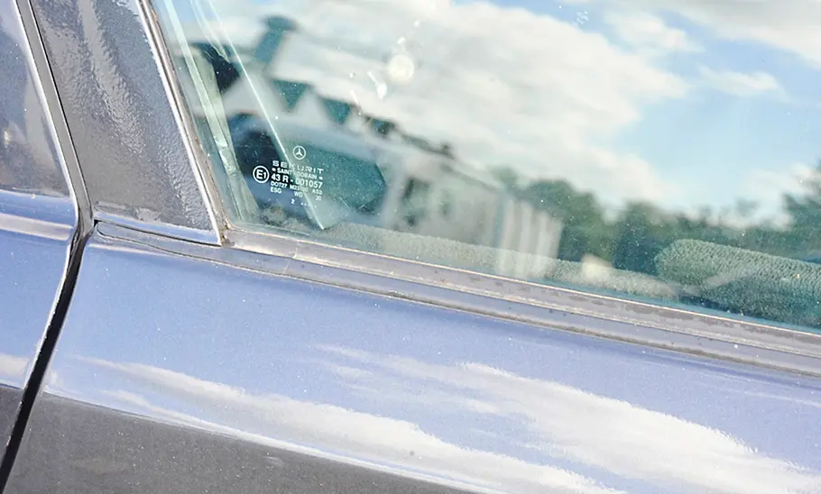 Der Scheibenrahmen des Mercedes S124.