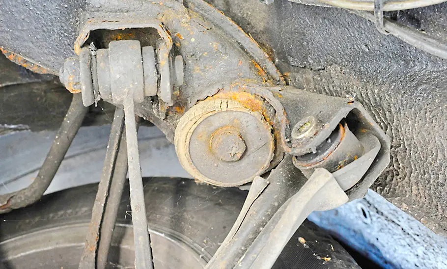 Die Hinterachsaufnahme des Mercedes S124.