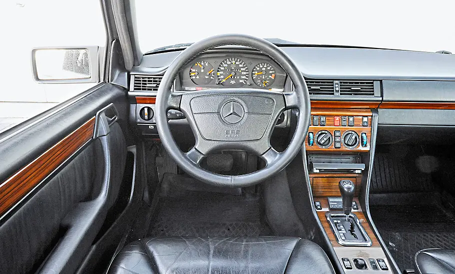 Das Cockpit des Mercedes S124.