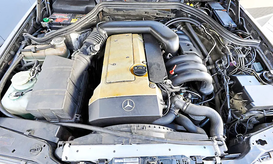 Der Motor eines Mercedes S124 280 TE.
