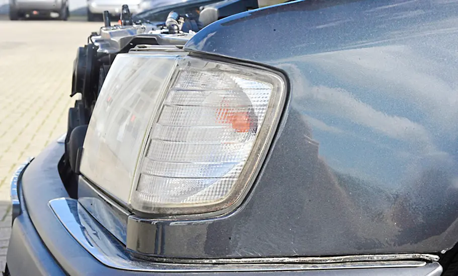 Der Kotflügel des Mercedes S124.
