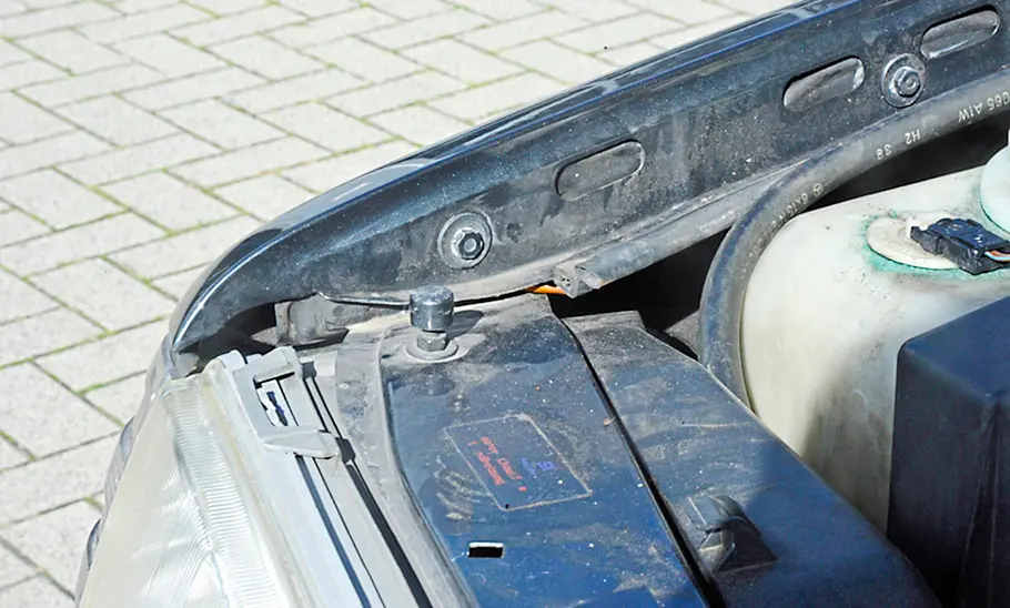 Die Stosskanten des Mercedes S124.