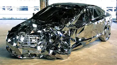 Blick von schräg vorne auf die Skulptur des Mercedes S 550 Wreck. - Foto: Philadelphia Contamporary