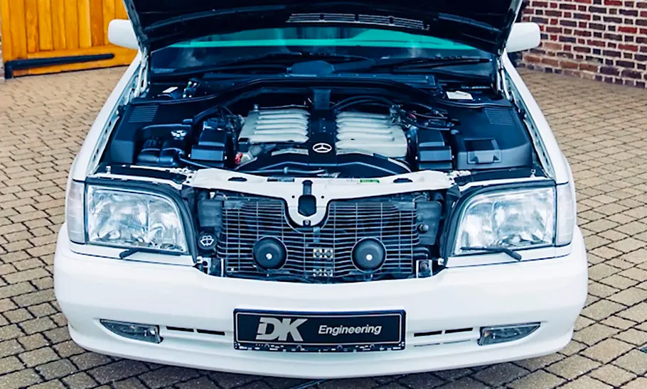 Front und Motorraum des Mercedes S600L Estate.
