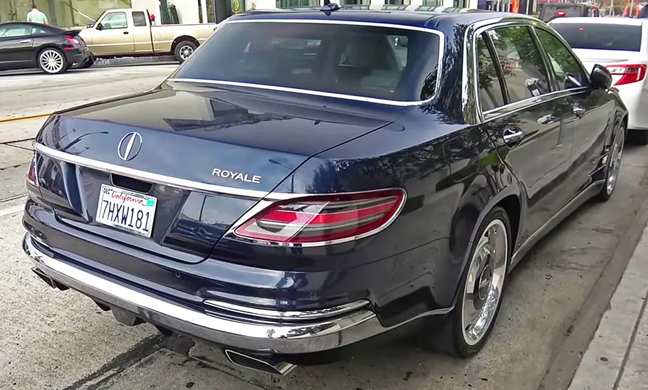 Der Mercedes S 600 Royale stehend von hinten