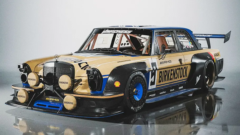Blick von schräg vorne auf den Mercedes SE „Birkenstock“ von Vimadness.