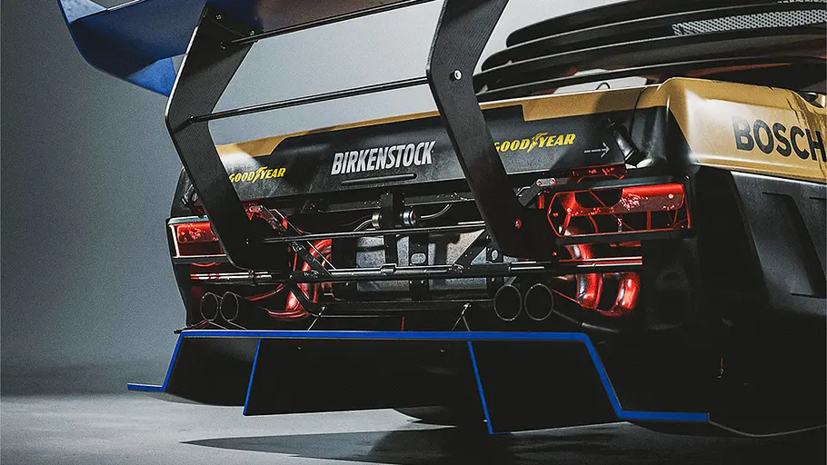 Detailansicht auf die Heckpartie des Mercedes SE „Birkenstock“ von Vimadness.