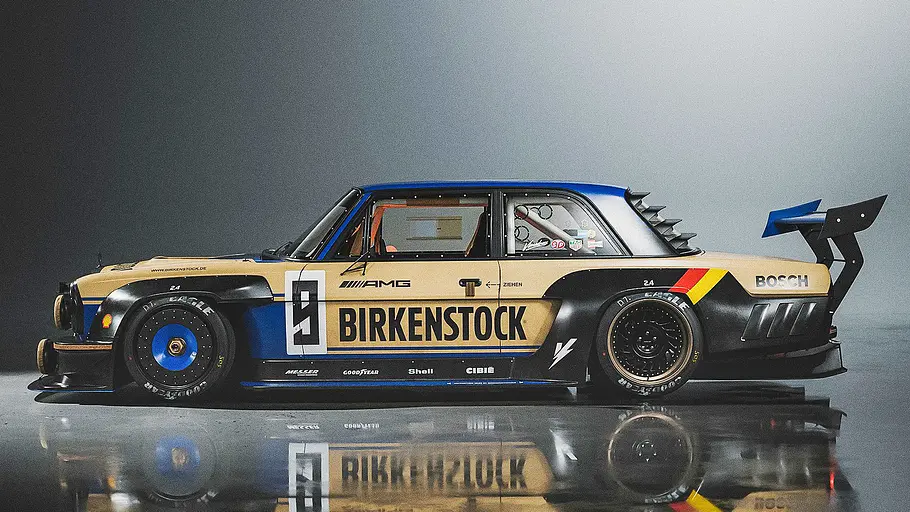Blick von der Seite auf den Mercedes SE „Birkenstock“ von Vimadness.