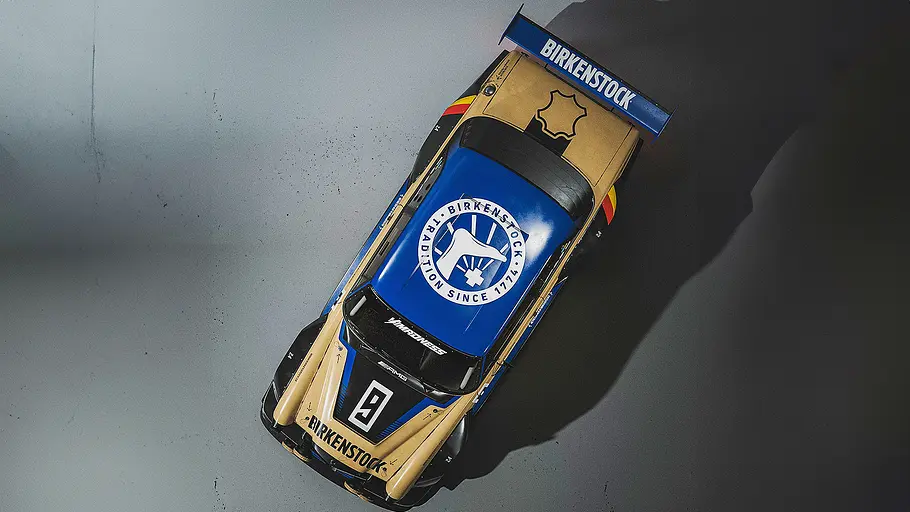 Blick von oben auf den Mercedes SE „Birkenstock“ von Vimadness.