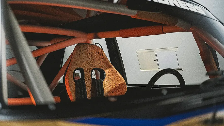 Blick auf den Vordersitz im leergeräumten Innenraum des Mercedes SE „Birkenstock“ von Vimadness.