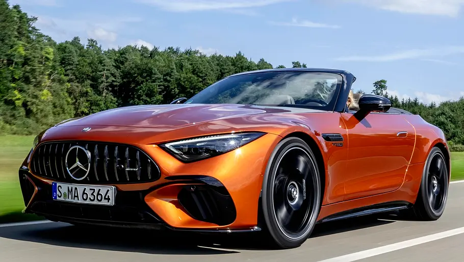 Mercedes SL fahrend von schräg vorne fotografiert. 