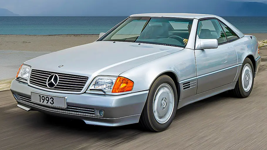 Mercedes SL Der Mercedes SL fahrend von schräg vorne.