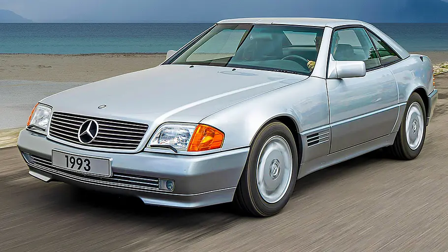 Mercedes SL Der Mercedes SL fahrend von schräg vorne.