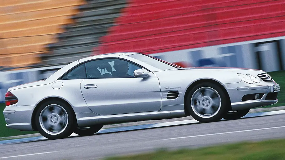 Mercedes SL 55 AMG fahrend von der Seite fotografiert. 