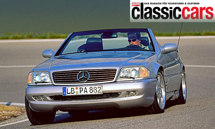 Der Mercedes SL 73 AMG fahrend von schräg vorne fotografiert.